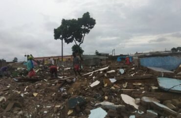 Déguerpissement : Au quartier New-town aéroport, les débris attirent la foule