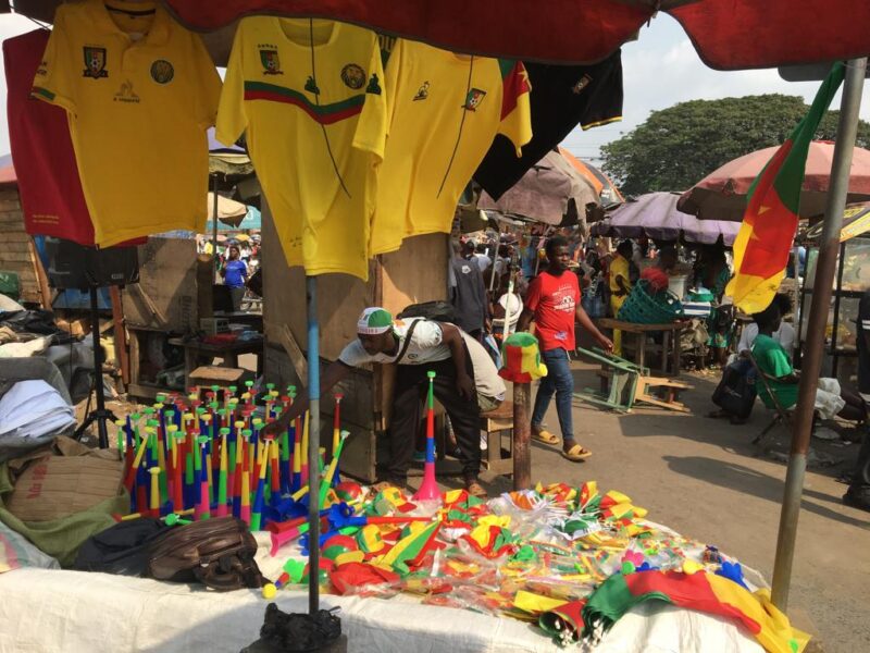 CAN 2021 : La rupture des gadgets fait grimper les prix à Douala