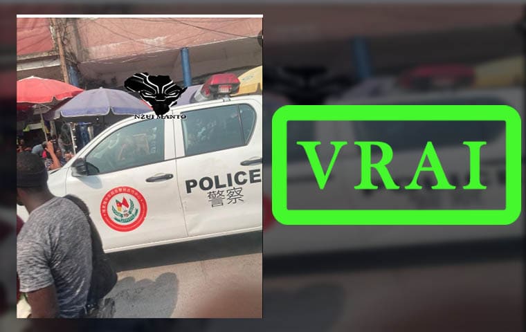 voiture estampillée police en chinois à Douala