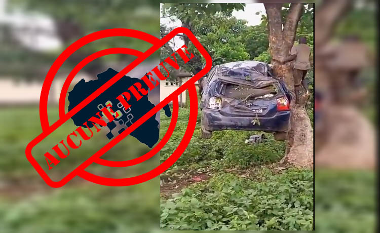 Accident une voiture accrochée à un arbre
