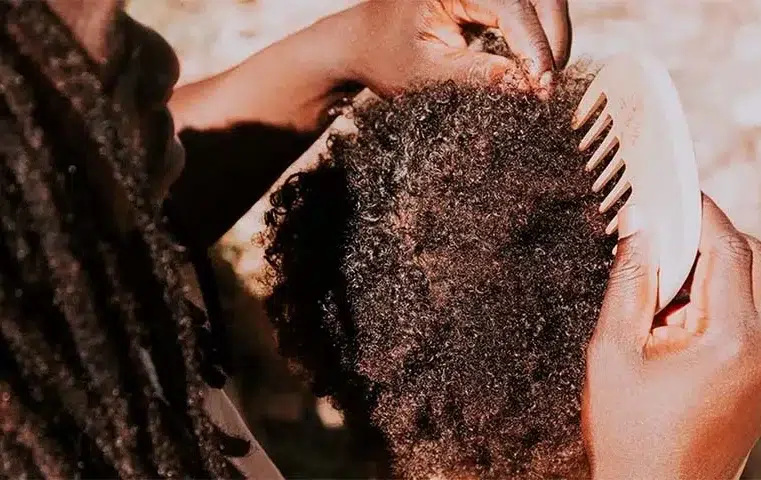 Poux de Cheveux : plus qu&rsquo;une simple gêne, un véritable problème de santé