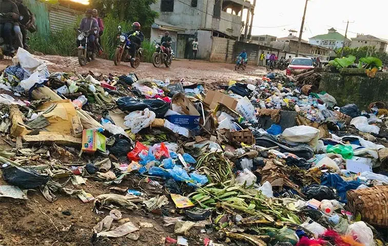 Insalubrité : À Douala, des tas des déchets ménagers s’accumulent dans les quartiers