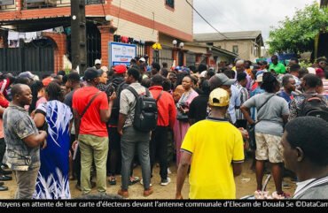 Présidentielle 2025 : A Douala, les électeurs peinent à retirer leur carte