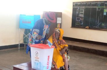 Présidentielle 2025 : A Njinka, les personnes âgées se font accompagner