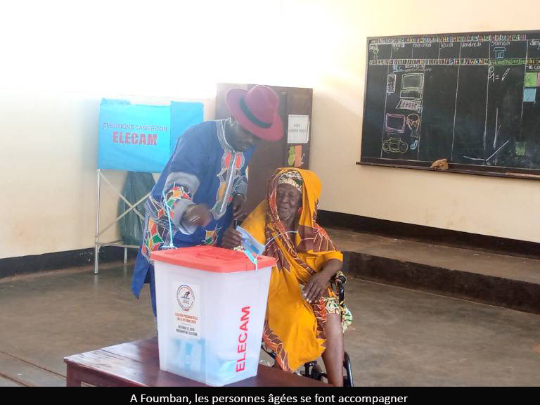 Présidentielle 2025 : A Njinka, les personnes âgées se font accompagner